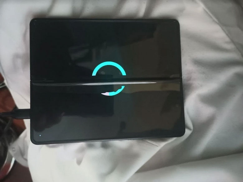 User Experiences of Samsung Galaxy Z Fold 3 Screen Cracks Without Physical Impact or Trauma